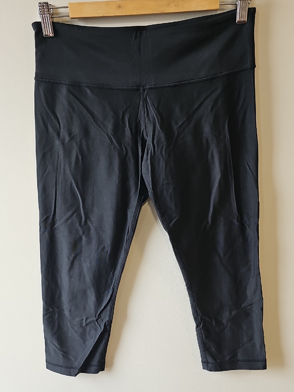 lululemon athletica Size 8 Black Athletic Capris